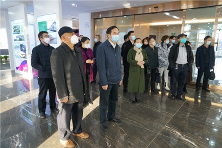 12月14日，張家界市政協(xié)黨組書(shū)記、主席歐陽(yáng)斌一行來(lái)到張家界高新區(qū)萬(wàn)眾實(shí)業(yè)集團(tuán)有限公司，宣講黨的二十大精神